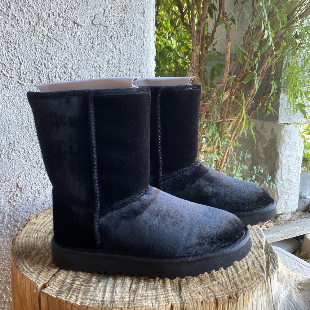 UGG BLACK CLASSIC SHORT VELVET SIZE 7 - Picture 3 of 7